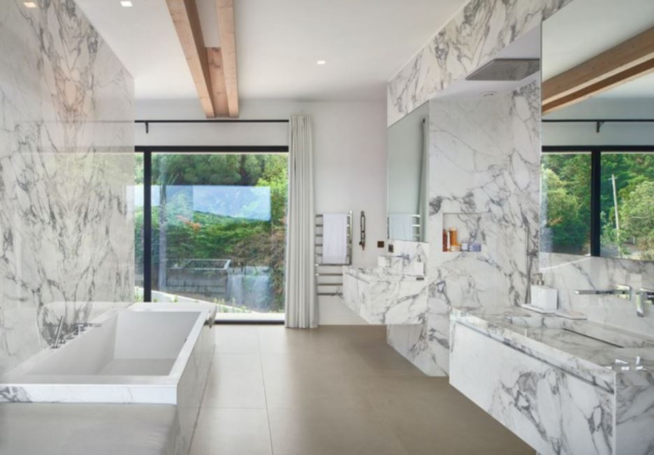 Salle de bain avec douche italienne